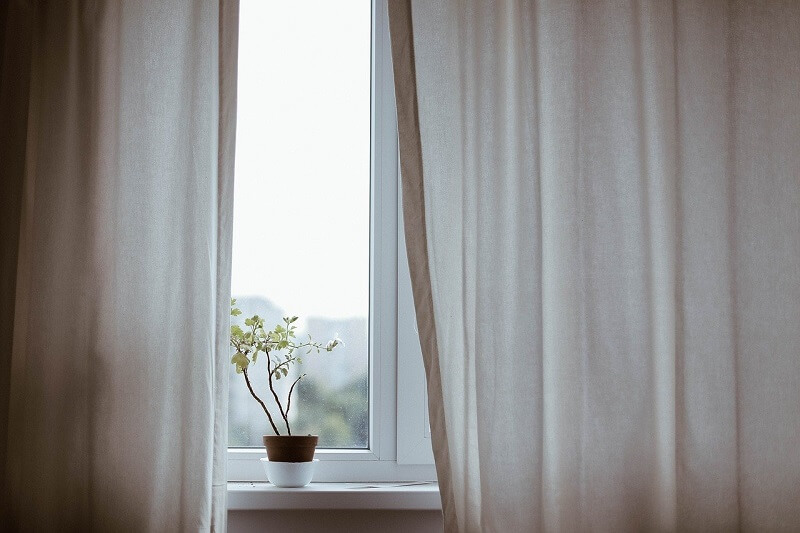 Limpieza y mantenimiento de cortinas en casa